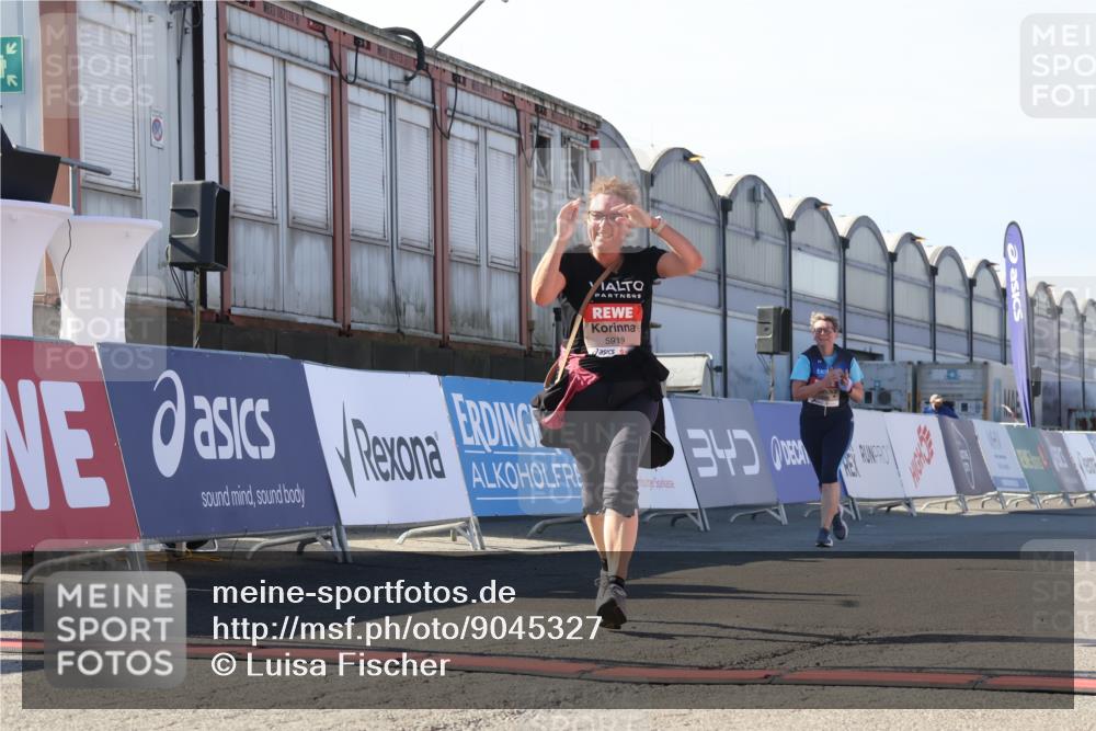 03.10.2025 - Köhlbrandbrückenlauf Luisa Fischer http://msf.ph/oto/9045327 03.10.2025 13:44:35 Ziel 5696, 5904, 5905, 5919, 6257, 6258 meine-sportfotos.de