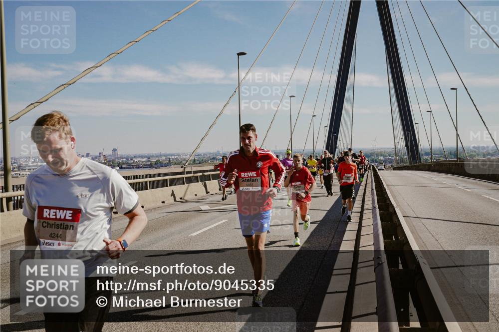 03.10.2025 - Köhlbrandbrückenlauf Michael Burmester http://msf.ph/oto/9045335 03.10.2025 12:27:42 Position 1 4244, 6454 meine-sportfotos.de