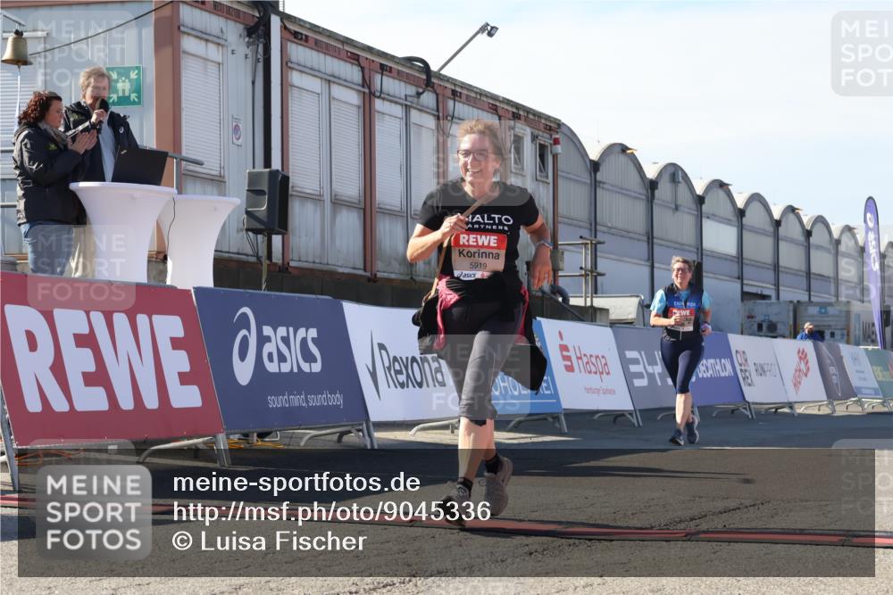 03.10.2025 - Köhlbrandbrückenlauf Luisa Fischer http://msf.ph/oto/9045336 03.10.2025 13:44:36 Ziel 5696, 5904, 5905, 5919, 6257 meine-sportfotos.de