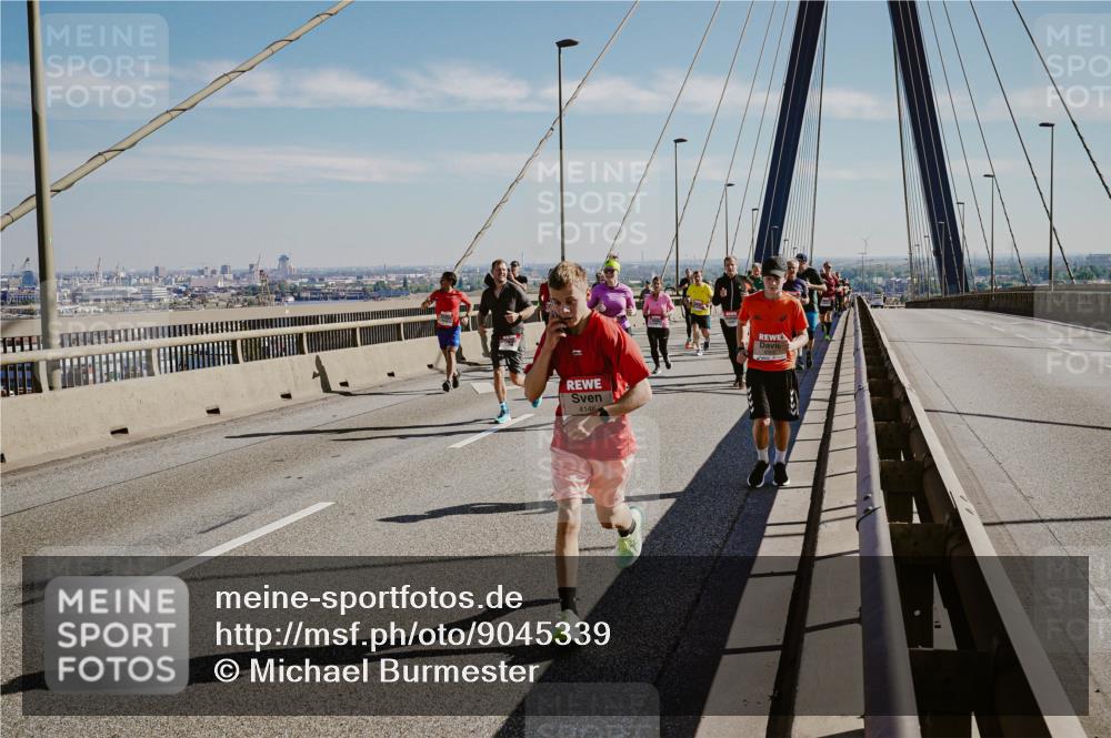 03.10.2025 - Köhlbrandbrückenlauf Michael Burmester http://msf.ph/oto/9045339 03.10.2025 12:27:43 Position 1 4146 meine-sportfotos.de