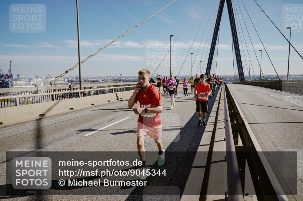 03.10.2025 - Köhlbrandbrückenlauf Michael Burmester http://msf.ph/oto/9045344 03.10.2025 12:27:44 Position 1 846466466486, 4 meine-sportfotos.de