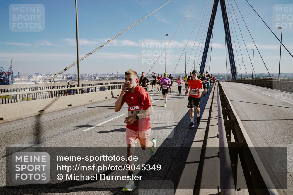 03.10.2025 - Köhlbrandbrückenlauf Michael Burmester http://msf.ph/oto/9045349 03.10.2025 12:27:44 Position 1 77711 meine-sportfotos.de