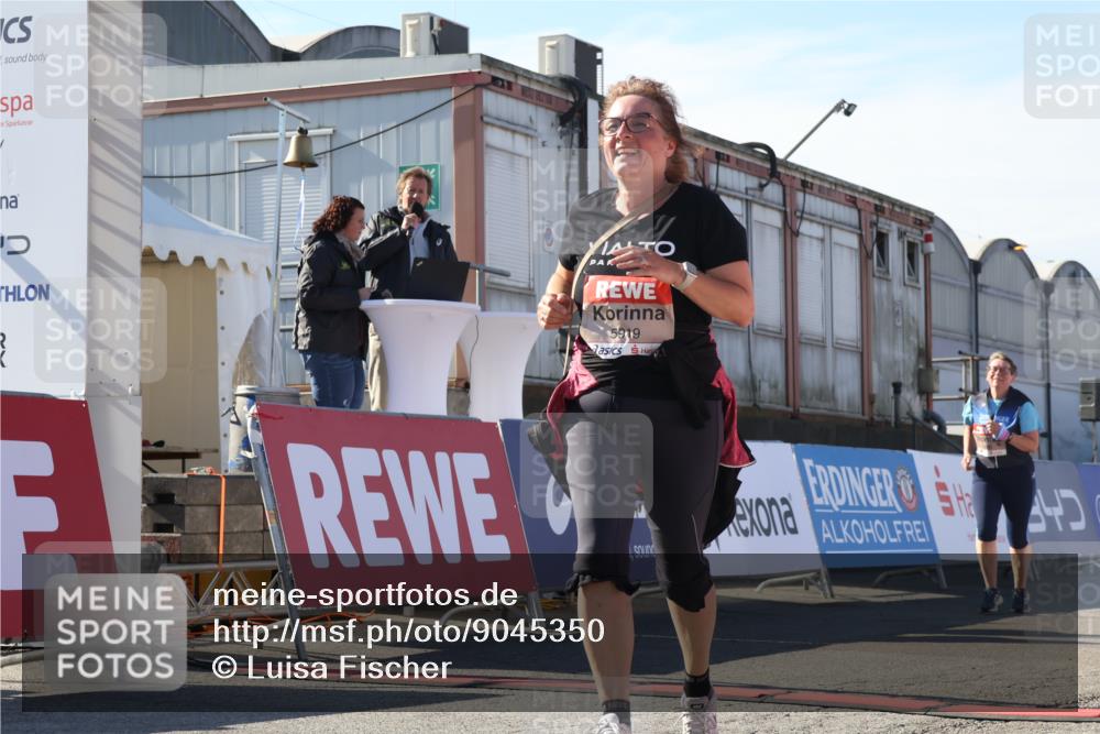 03.10.2025 - Köhlbrandbrückenlauf Luisa Fischer http://msf.ph/oto/9045350 03.10.2025 13:44:37 Ziel 5696, 5904, 5905, 5919 meine-sportfotos.de