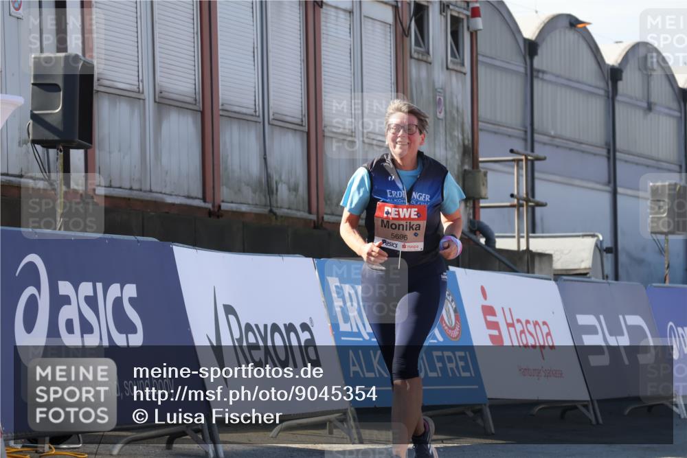 03.10.2025 - Köhlbrandbrückenlauf Luisa Fischer http://msf.ph/oto/9045354 03.10.2025 13:44:38 Ziel 5696, 5919 meine-sportfotos.de