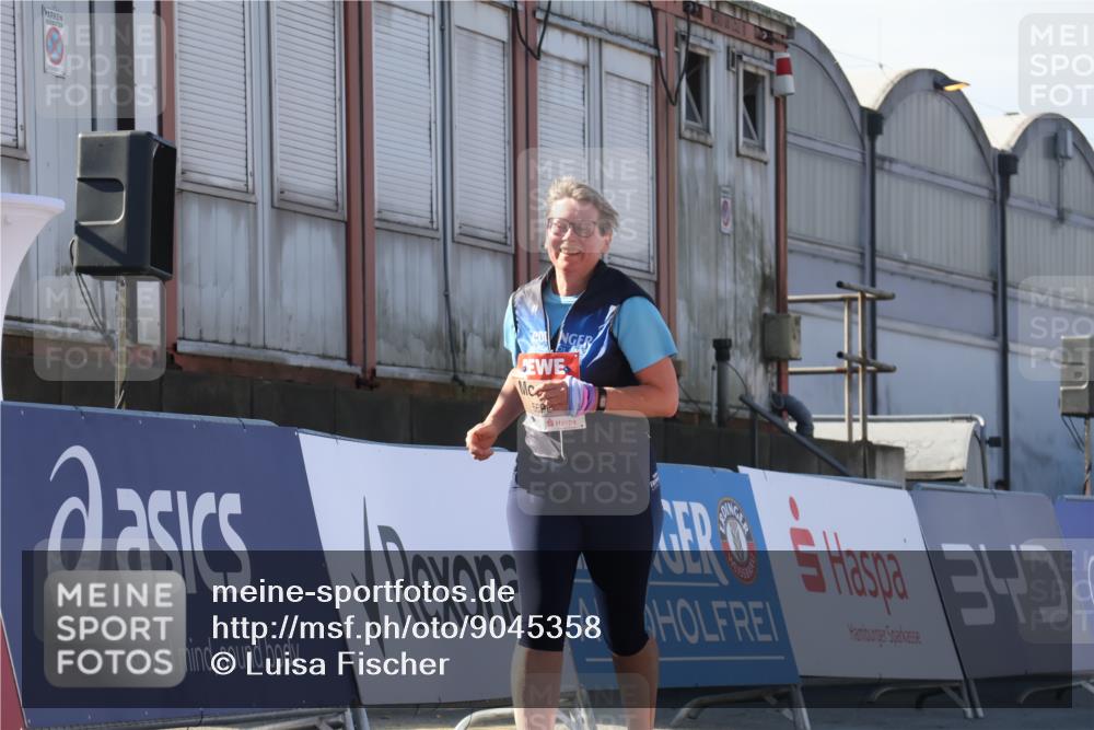 03.10.2025 - Köhlbrandbrückenlauf Luisa Fischer http://msf.ph/oto/9045358 03.10.2025 13:44:39 Ziel 5696, 5919 meine-sportfotos.de
