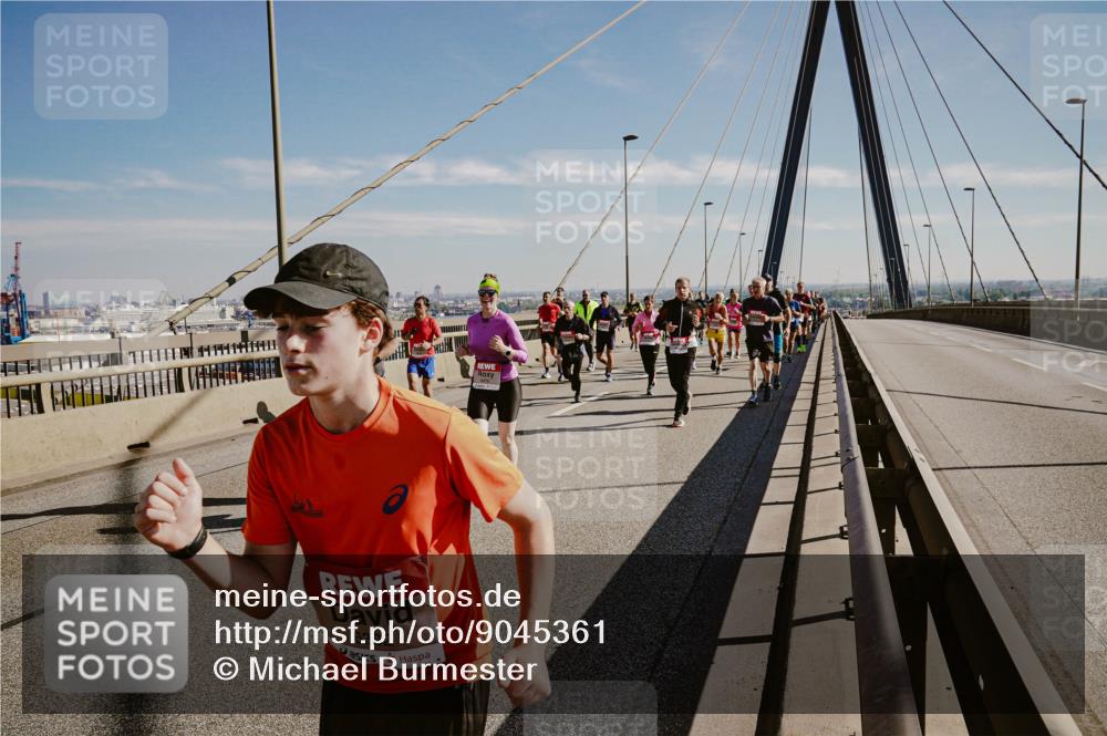03.10.2025 - Köhlbrandbrückenlauf Michael Burmester http://msf.ph/oto/9045361 03.10.2025 12:27:46 Position 1 6302 meine-sportfotos.de
