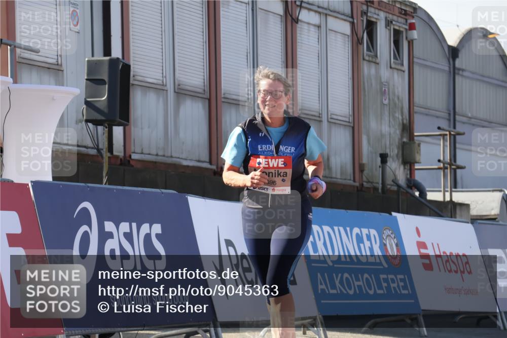 03.10.2025 - Köhlbrandbrückenlauf Luisa Fischer http://msf.ph/oto/9045363 03.10.2025 13:44:39 Ziel 5696, 5919 meine-sportfotos.de