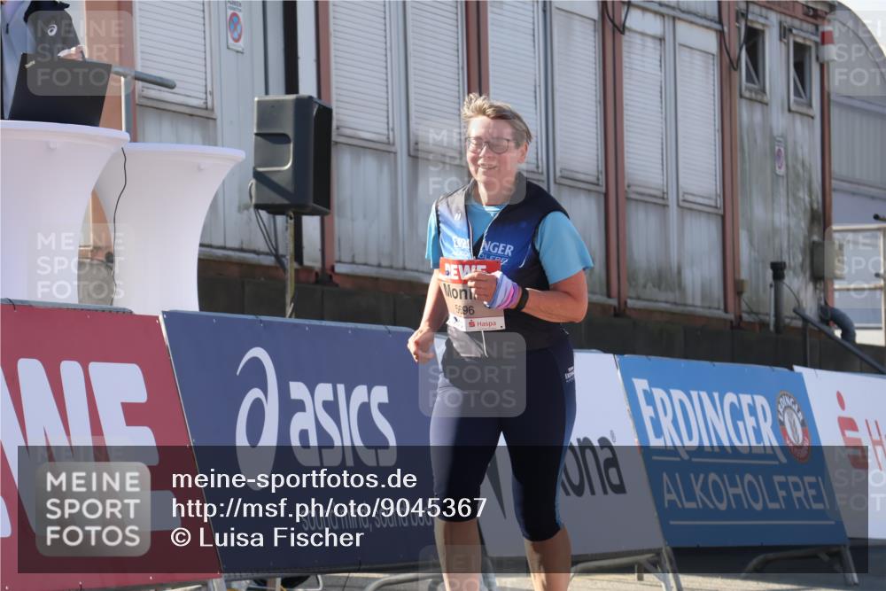 03.10.2025 - Köhlbrandbrückenlauf Luisa Fischer http://msf.ph/oto/9045367 03.10.2025 13:44:39 Ziel 5696, 5919 meine-sportfotos.de