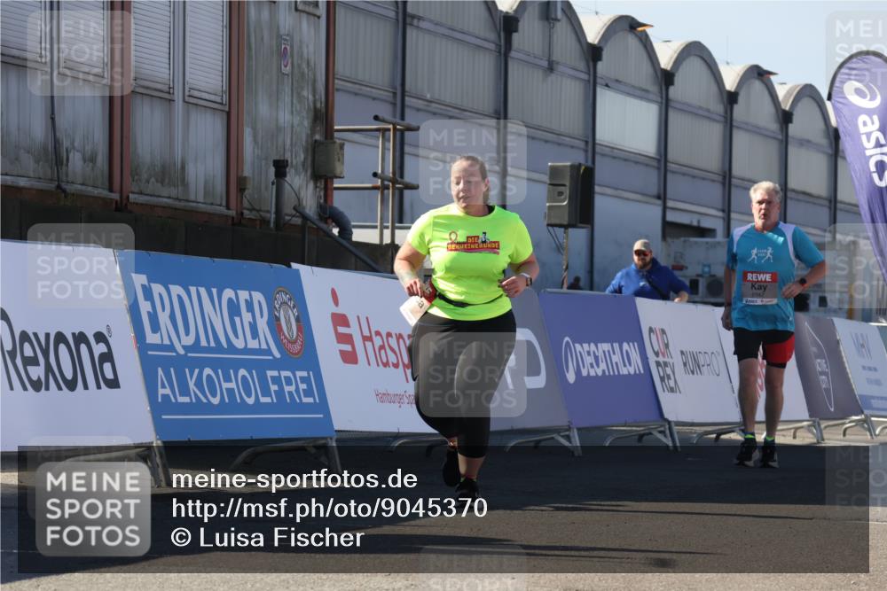 03.10.2025 - Köhlbrandbrückenlauf Luisa Fischer http://msf.ph/oto/9045370 03.10.2025 13:44:47 Ziel 7004, 5696, 5919, 5932, 6546 meine-sportfotos.de