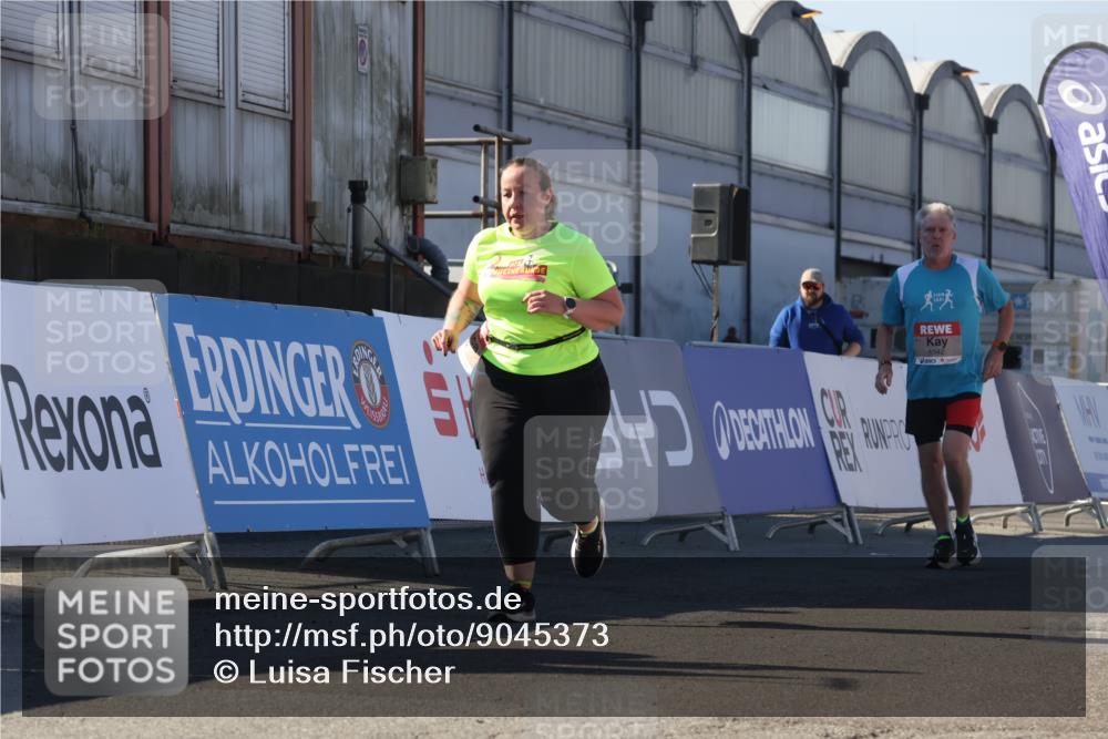 03.10.2025 - Köhlbrandbrückenlauf Luisa Fischer http://msf.ph/oto/9045373 03.10.2025 13:44:48 Ziel 7004, 5696, 5932, 6542, 6546 meine-sportfotos.de