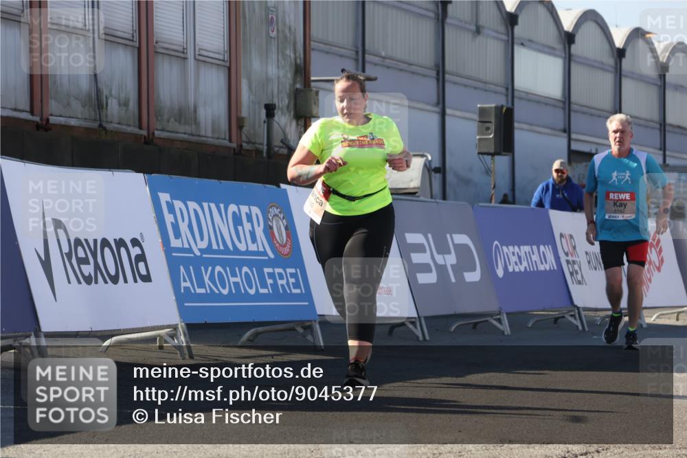 03.10.2025 - Köhlbrandbrückenlauf Luisa Fischer http://msf.ph/oto/9045377 03.10.2025 13:44:48 Ziel 7004, 5696, 5932, 6542, 6546 meine-sportfotos.de