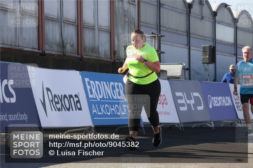 03.10.2025 - Köhlbrandbrückenlauf Luisa Fischer http://msf.ph/oto/9045382 03.10.2025 13:44:48 Ziel 7004, 5696, 5932, 6542, 6546 meine-sportfotos.de
