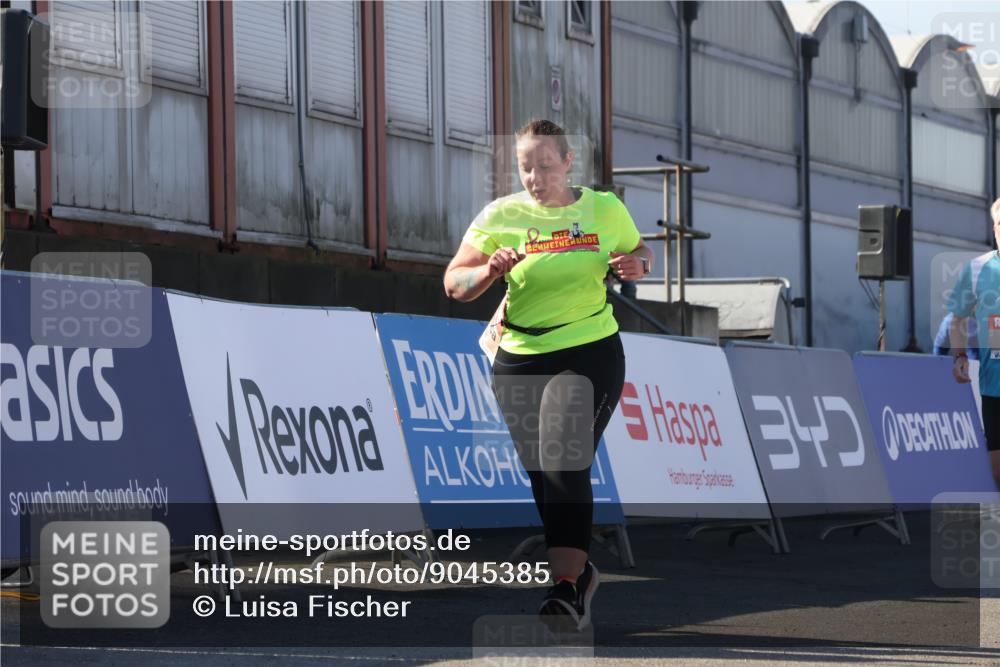 03.10.2025 - Köhlbrandbrückenlauf Luisa Fischer http://msf.ph/oto/9045385 03.10.2025 13:44:49 Ziel 7004, 5696, 5932, 6542, 6546 meine-sportfotos.de