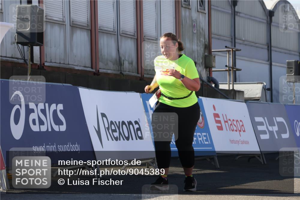 03.10.2025 - Köhlbrandbrückenlauf Luisa Fischer http://msf.ph/oto/9045389 03.10.2025 13:44:49 Ziel 7004, 5696, 5932, 6542, 6546 meine-sportfotos.de