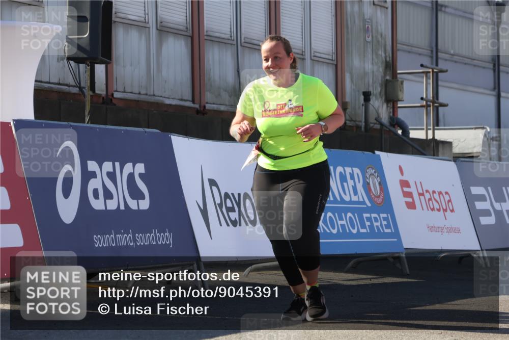 03.10.2025 - Köhlbrandbrückenlauf Luisa Fischer http://msf.ph/oto/9045391 03.10.2025 13:44:49 Ziel 7004, 5696, 5932, 6542, 6546 meine-sportfotos.de