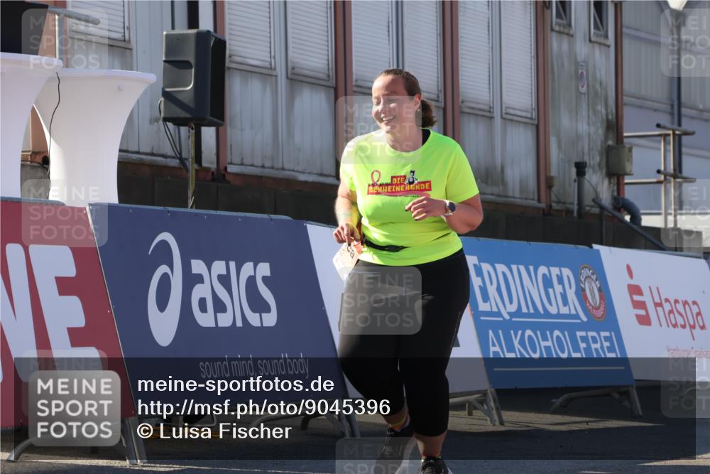 03.10.2025 - Köhlbrandbrückenlauf Luisa Fischer http://msf.ph/oto/9045396 03.10.2025 13:44:50 Ziel 7004, 5696, 5932, 6542, 6546 meine-sportfotos.de