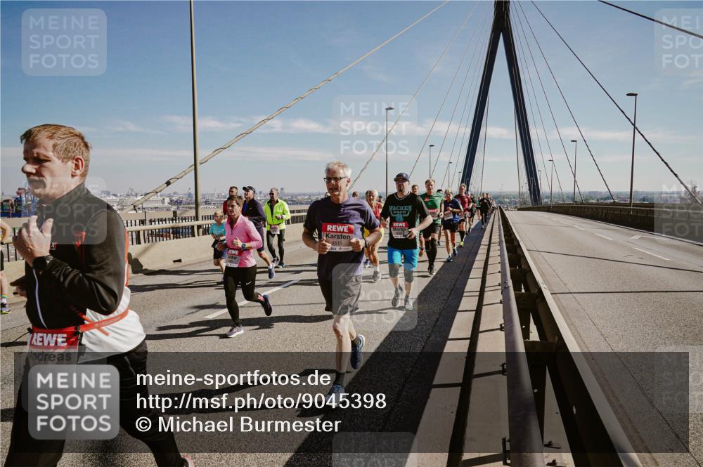03.10.2025 - Köhlbrandbrückenlauf Michael Burmester http://msf.ph/oto/9045398 03.10.2025 12:27:49 Position 1 6121, 4513, 2025 meine-sportfotos.de