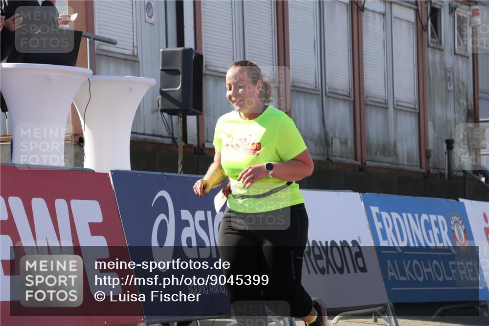 03.10.2025 - Köhlbrandbrückenlauf Luisa Fischer http://msf.ph/oto/9045399 03.10.2025 13:44:50 Ziel 7004, 5696, 5932, 6542, 6546 meine-sportfotos.de
