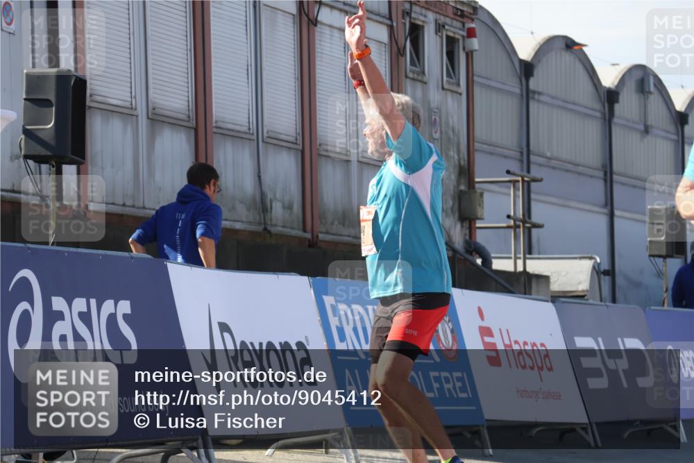 03.10.2025 - Köhlbrandbrückenlauf Luisa Fischer http://msf.ph/oto/9045412 03.10.2025 13:44:52 Ziel 7004, 5932, 6542, 6546 meine-sportfotos.de