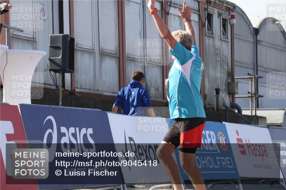 03.10.2025 - Köhlbrandbrückenlauf Luisa Fischer http://msf.ph/oto/9045418 03.10.2025 13:44:52 Ziel 7004, 5932, 6542, 6546 meine-sportfotos.de