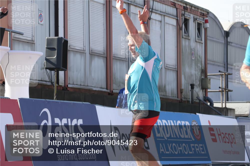 03.10.2025 - Köhlbrandbrückenlauf Luisa Fischer http://msf.ph/oto/9045423 03.10.2025 13:44:53 Ziel 7004, 5932, 6542, 6546 meine-sportfotos.de