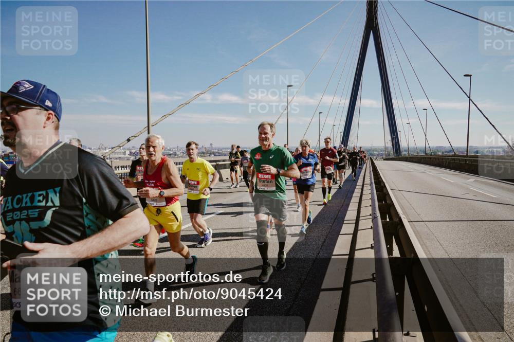 03.10.2025 - Köhlbrandbrückenlauf Michael Burmester http://msf.ph/oto/9045424 03.10.2025 12:27:51 Position 1 3, 2025, 6658, 141441, 4426, 4837 meine-sportfotos.de