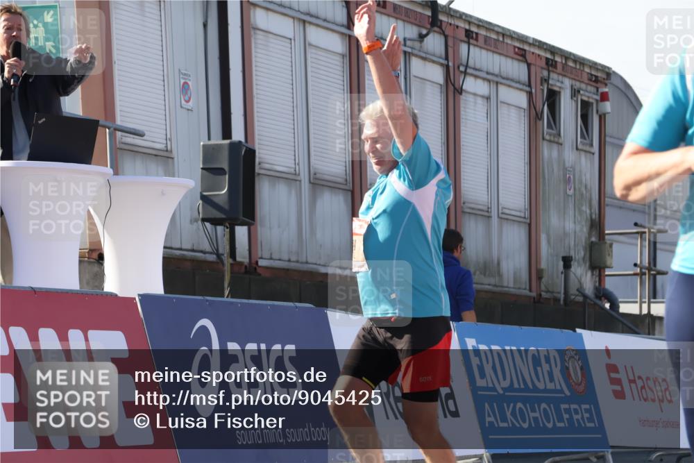 03.10.2025 - Köhlbrandbrückenlauf Luisa Fischer http://msf.ph/oto/9045425 03.10.2025 13:44:53 Ziel 7004, 5932, 6542, 6546 meine-sportfotos.de