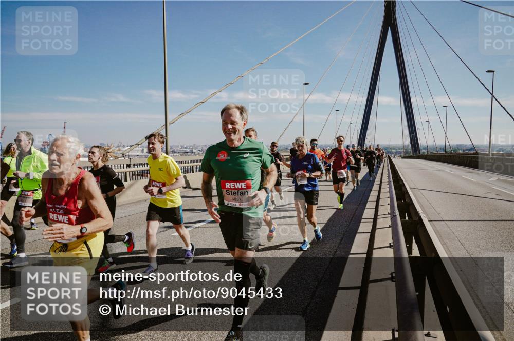 03.10.2025 - Köhlbrandbrückenlauf Michael Burmester http://msf.ph/oto/9045433 03.10.2025 12:27:51 Position 1 1, 4837 meine-sportfotos.de