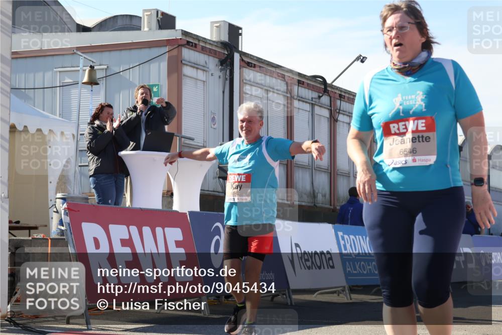 03.10.2025 - Köhlbrandbrückenlauf Luisa Fischer http://msf.ph/oto/9045434 03.10.2025 13:44:54 Ziel 7004, 5932, 6542, 6546 meine-sportfotos.de