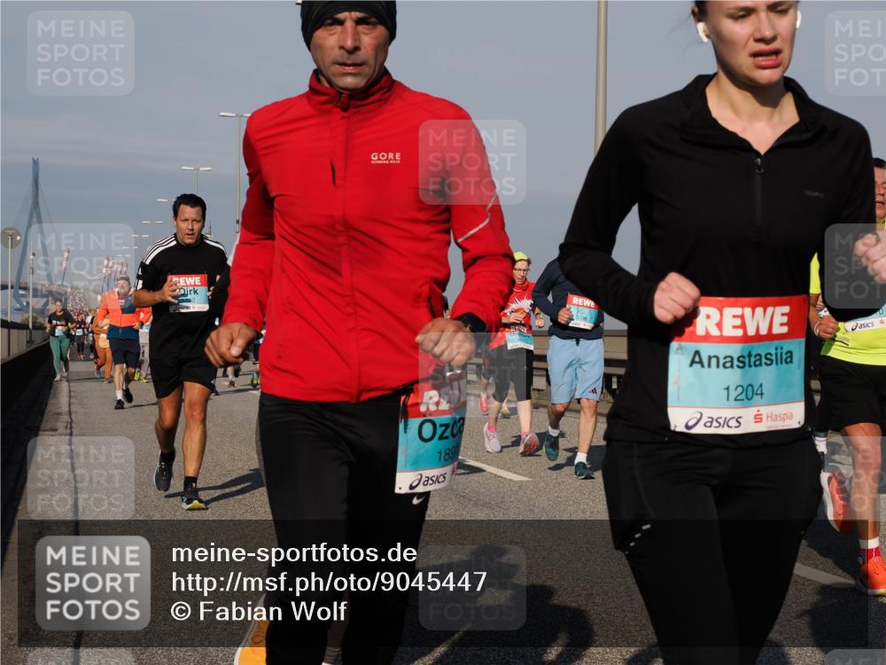 03.10.2025 - Köhlbrandbrückenlauf Fabian Wolf http://msf.ph/oto/9045447 03.10.2025 09:57:49 Position 3 1202, 1891, 1204 meine-sportfotos.de