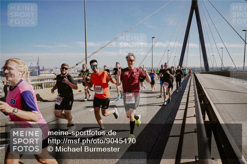 03.10.2025 - Köhlbrandbrückenlauf Michael Burmester http://msf.ph/oto/9045470 03.10.2025 12:27:53 Position 1 4382 meine-sportfotos.de