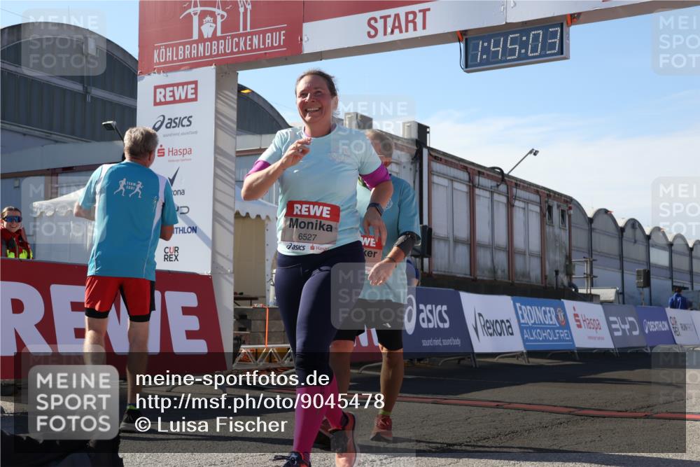 03.10.2025 - Köhlbrandbrückenlauf Luisa Fischer http://msf.ph/oto/9045478 03.10.2025 13:45:02 Ziel 6527, 6528, 6542, 6546 meine-sportfotos.de