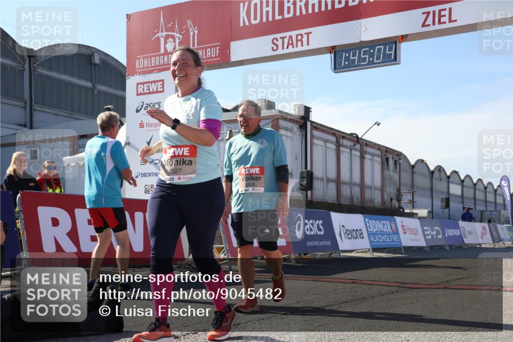 03.10.2025 - Köhlbrandbrückenlauf Luisa Fischer http://msf.ph/oto/9045482 03.10.2025 13:45:02 Ziel 6527, 6528, 6542, 6546 meine-sportfotos.de
