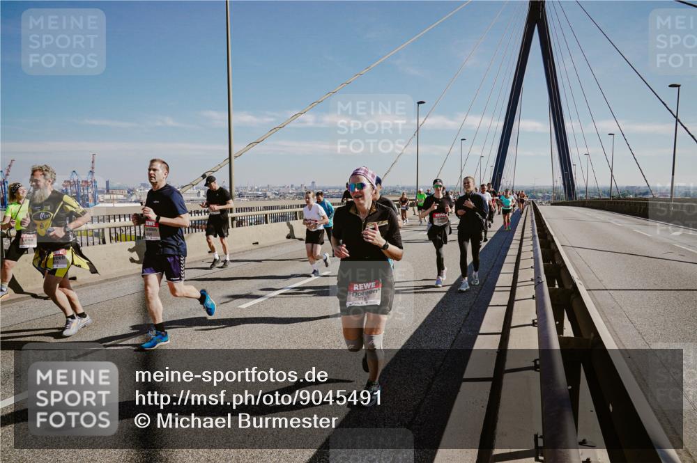 03.10.2025 - Köhlbrandbrückenlauf Michael Burmester http://msf.ph/oto/9045491 03.10.2025 12:27:55 Position 1 414414 meine-sportfotos.de