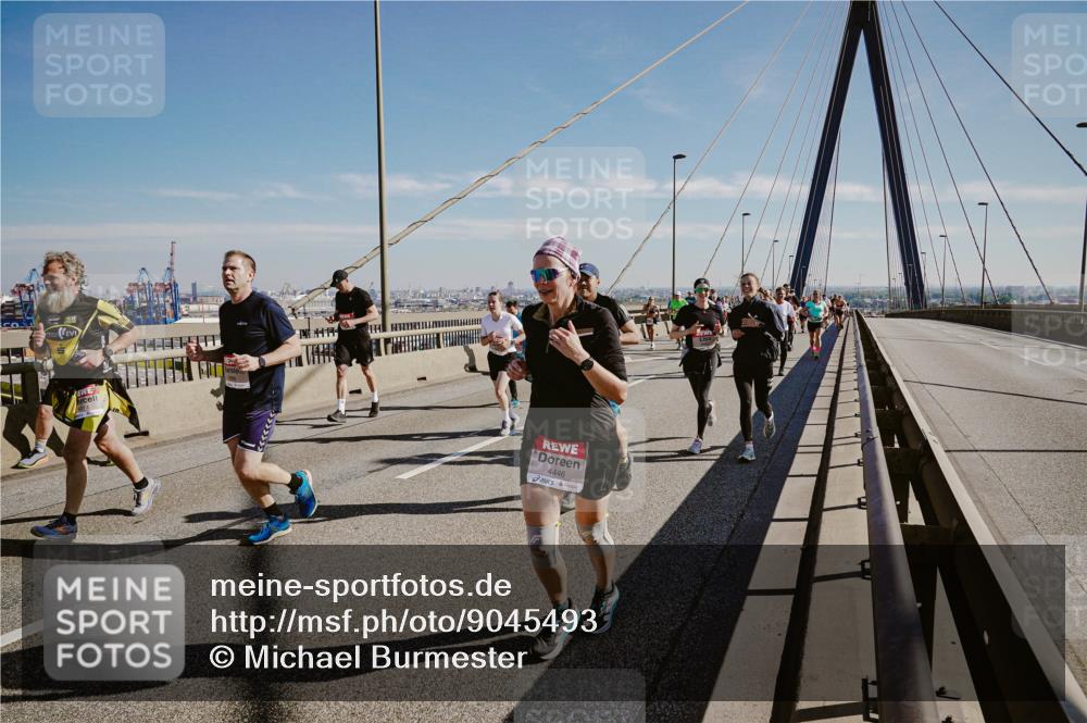 03.10.2025 - Köhlbrandbrückenlauf Michael Burmester http://msf.ph/oto/9045493 03.10.2025 12:27:55 Position 1 4446 meine-sportfotos.de