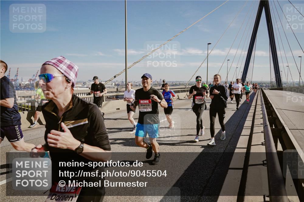 03.10.2025 - Köhlbrandbrückenlauf Michael Burmester http://msf.ph/oto/9045504 03.10.2025 12:27:55 Position 1 4522 meine-sportfotos.de