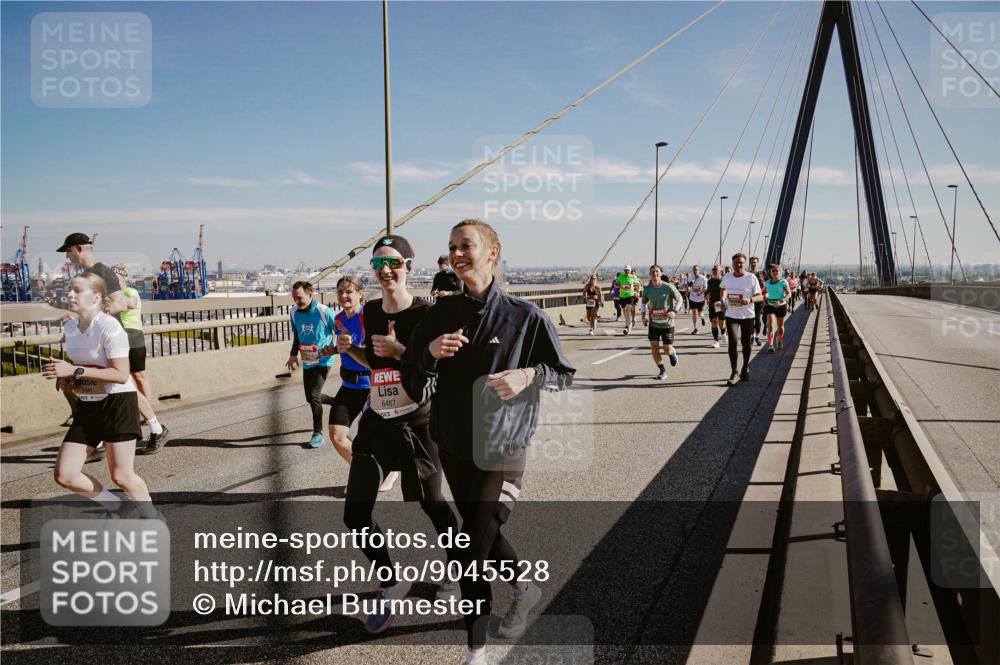 03.10.2025 - Köhlbrandbrückenlauf Michael Burmester http://msf.ph/oto/9045528 03.10.2025 12:27:56 Position 1 6487 meine-sportfotos.de