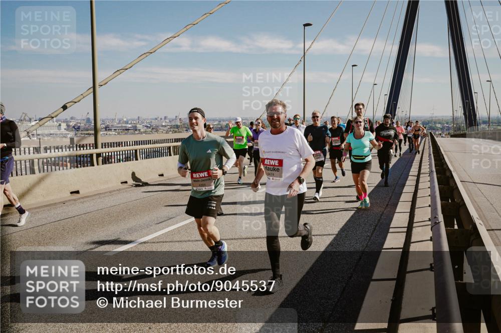 03.10.2025 - Köhlbrandbrückenlauf Michael Burmester http://msf.ph/oto/9045537 03.10.2025 12:27:58 Position 1 4305, 4474 meine-sportfotos.de