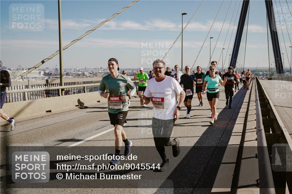 03.10.2025 - Köhlbrandbrückenlauf Michael Burmester http://msf.ph/oto/9045544 03.10.2025 12:27:58 Position 1 4305, 4474 meine-sportfotos.de