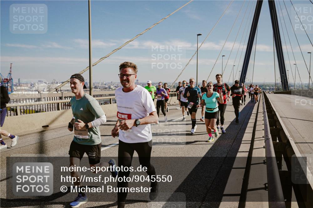 03.10.2025 - Köhlbrandbrückenlauf Michael Burmester http://msf.ph/oto/9045550 03.10.2025 12:27:59 Position 1 4305 meine-sportfotos.de