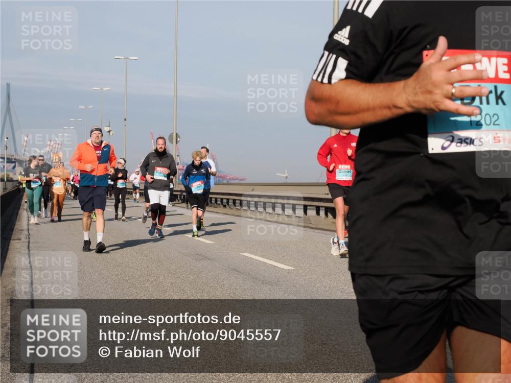 03.10.2025 - Köhlbrandbrückenlauf Fabian Wolf http://msf.ph/oto/9045557 03.10.2025 09:57:52 Position 3 1, 2, 202 meine-sportfotos.de