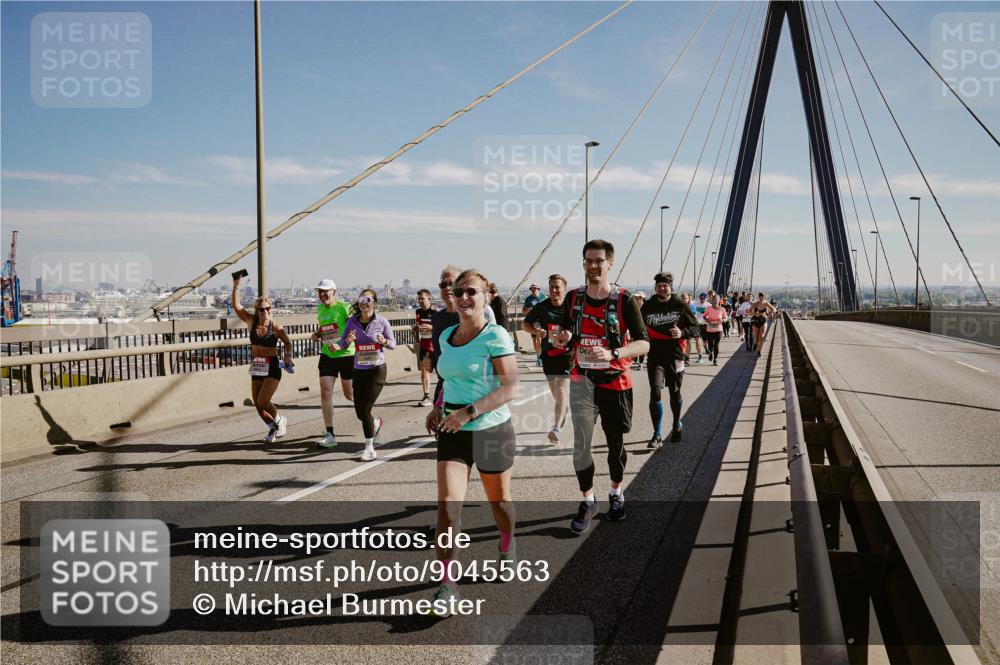 03.10.2025 - Köhlbrandbrückenlauf Michael Burmester http://msf.ph/oto/9045563 03.10.2025 12:28:00 Position 1  meine-sportfotos.de