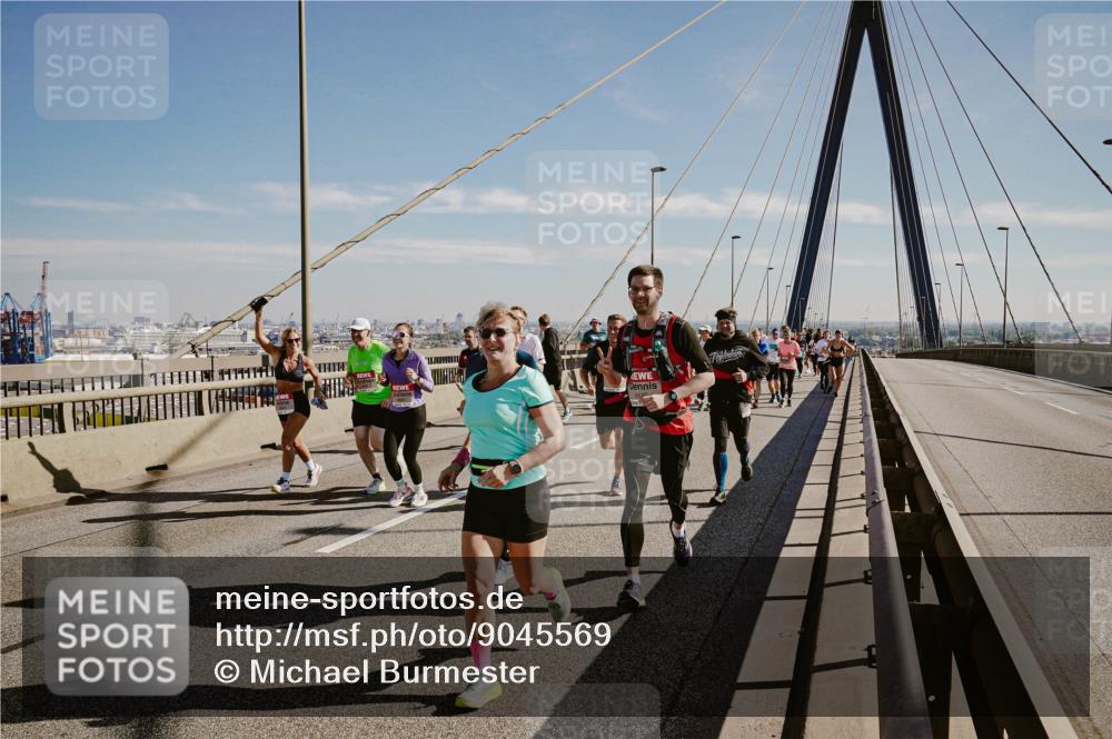 03.10.2025 - Köhlbrandbrückenlauf Michael Burmester http://msf.ph/oto/9045569 03.10.2025 12:28:00 Position 1 4114 meine-sportfotos.de