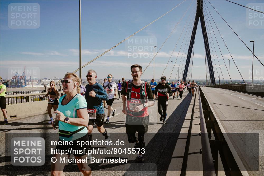 03.10.2025 - Köhlbrandbrückenlauf Michael Burmester http://msf.ph/oto/9045573 03.10.2025 12:28:00 Position 1  meine-sportfotos.de