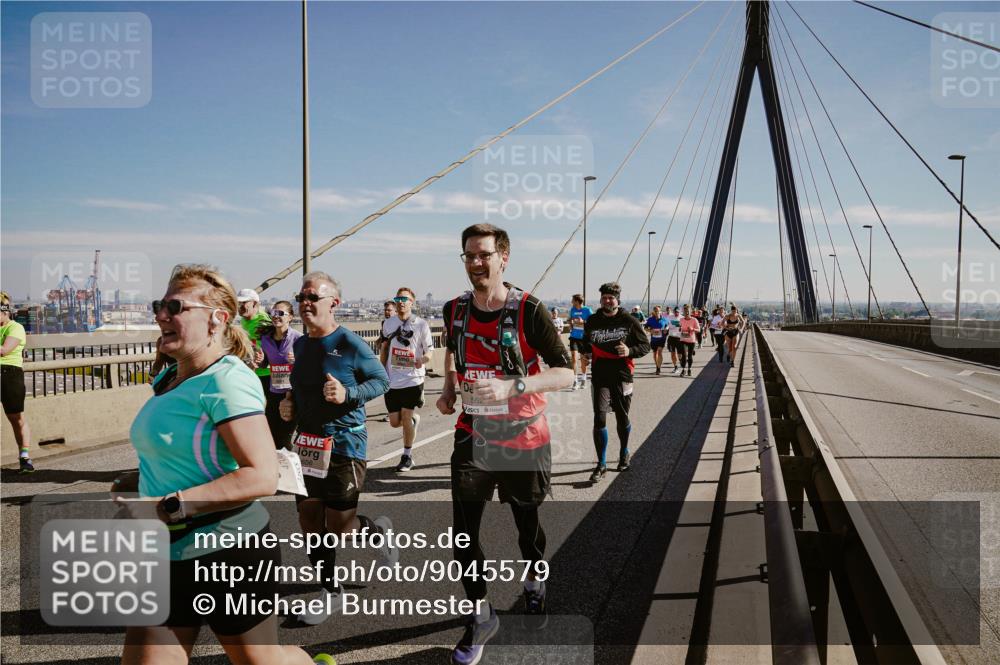 03.10.2025 - Köhlbrandbrückenlauf Michael Burmester http://msf.ph/oto/9045579 03.10.2025 12:28:00 Position 1  meine-sportfotos.de