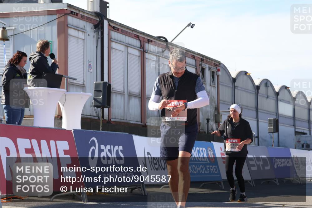 03.10.2025 - Köhlbrandbrückenlauf Luisa Fischer http://msf.ph/oto/9045587 03.10.2025 13:45:21 Ziel 5015, 5600, 6264, 6695 meine-sportfotos.de