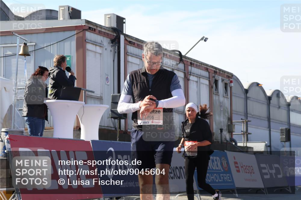 03.10.2025 - Köhlbrandbrückenlauf Luisa Fischer http://msf.ph/oto/9045604 03.10.2025 13:45:22 Ziel 9148, 5015, 5223, 5600, 5999, 6264, 6695 meine-sportfotos.de