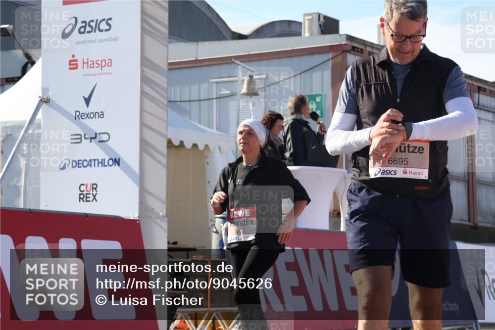 03.10.2025 - Köhlbrandbrückenlauf Luisa Fischer http://msf.ph/oto/9045626 03.10.2025 13:45:23 Ziel 9148, 5223, 5600, 5999, 6264, 6695 meine-sportfotos.de