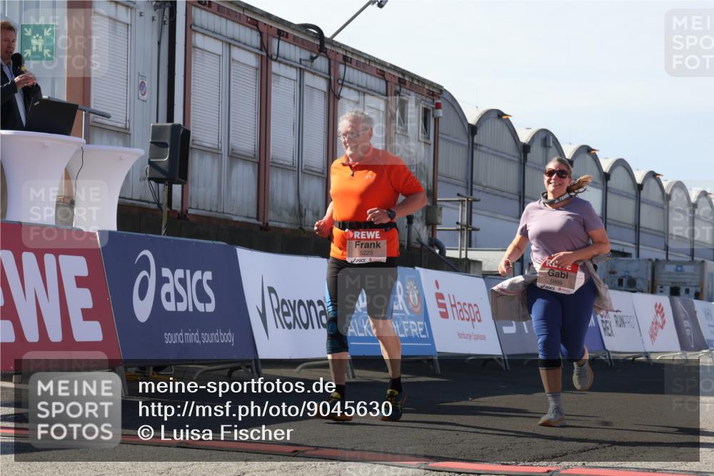 03.10.2025 - Köhlbrandbrückenlauf Luisa Fischer http://msf.ph/oto/9045630 03.10.2025 13:45:26 Ziel 9148, 5223, 5600, 5999, 6695 meine-sportfotos.de