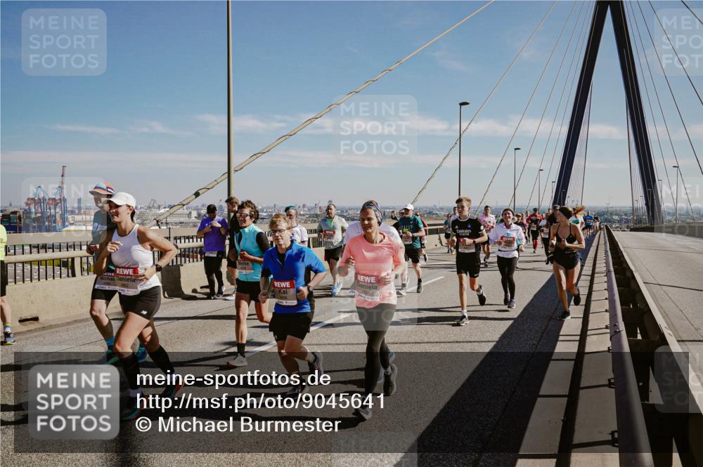 03.10.2025 - Köhlbrandbrückenlauf Michael Burmester http://msf.ph/oto/9045641 03.10.2025 12:28:05 Position 1 4933, 1 meine-sportfotos.de